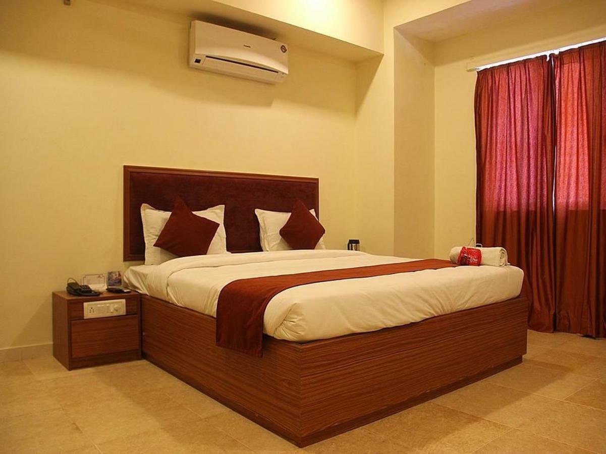 P M Regency Hotel Vadodara Exterior photo