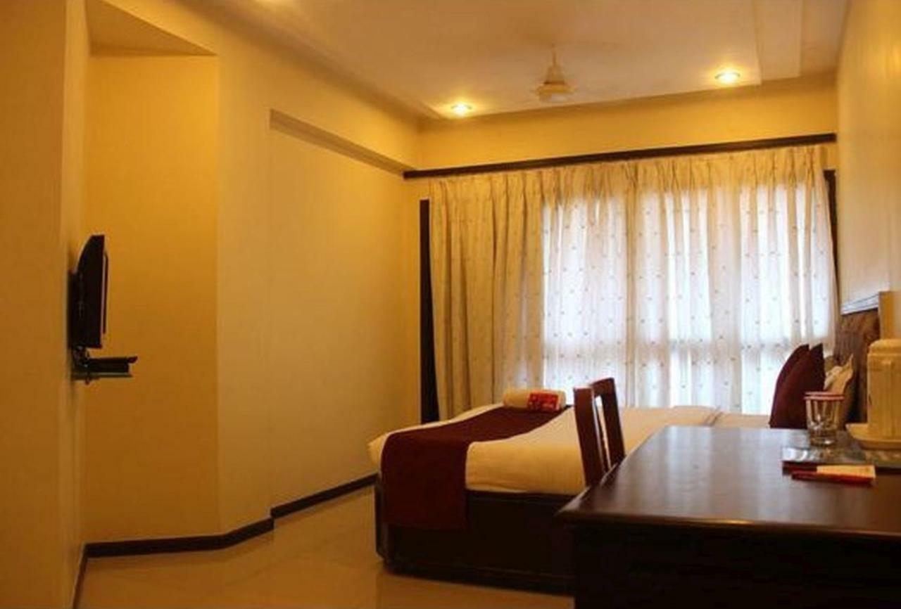 P M Regency Hotel Vadodara Exterior photo